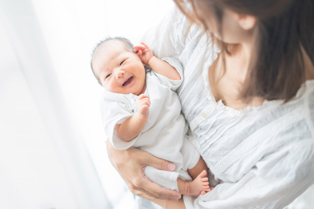 赤ちゃんと抱く女性